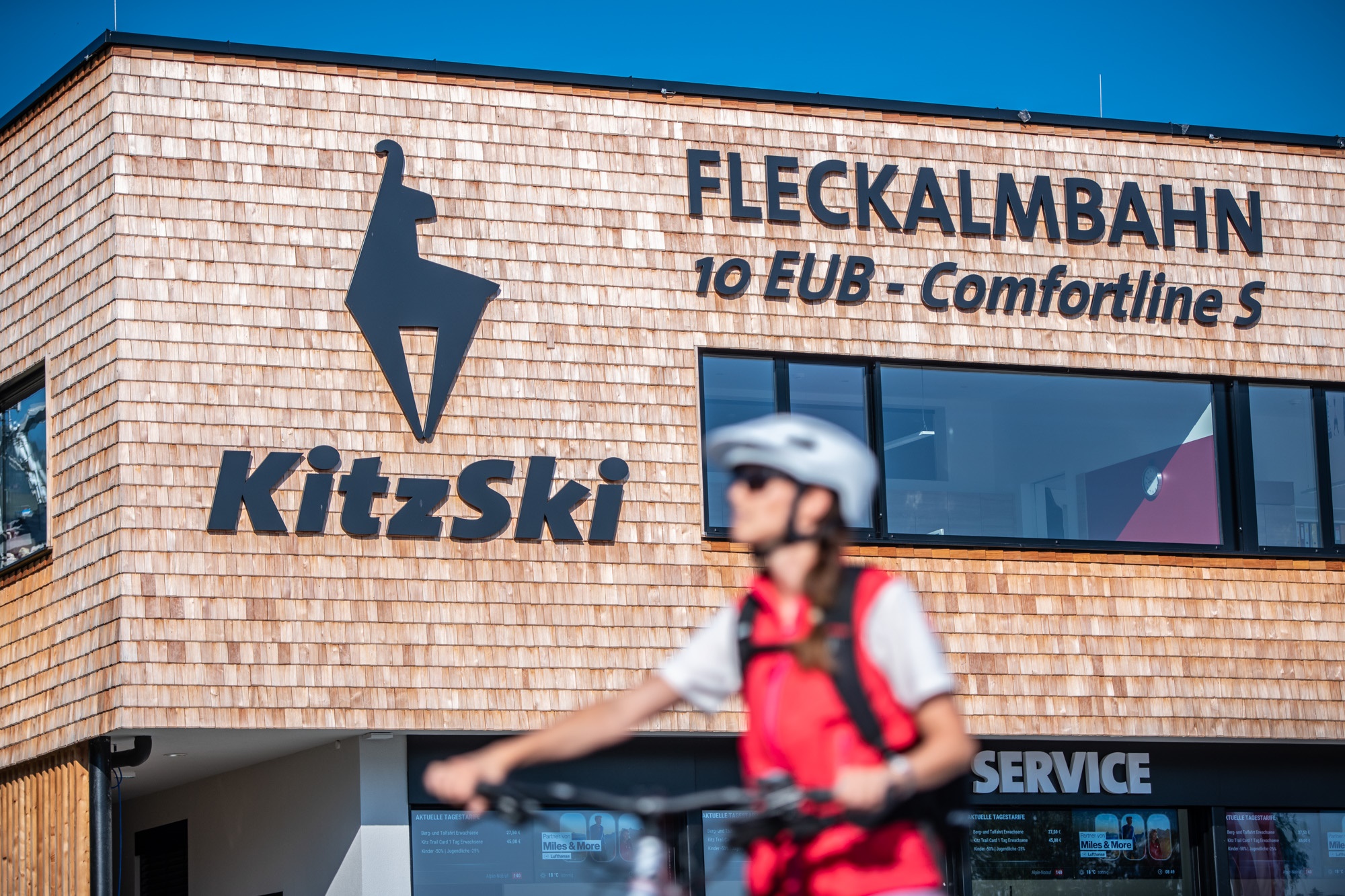 Fleckalmbahn Talstation Radfahrerin